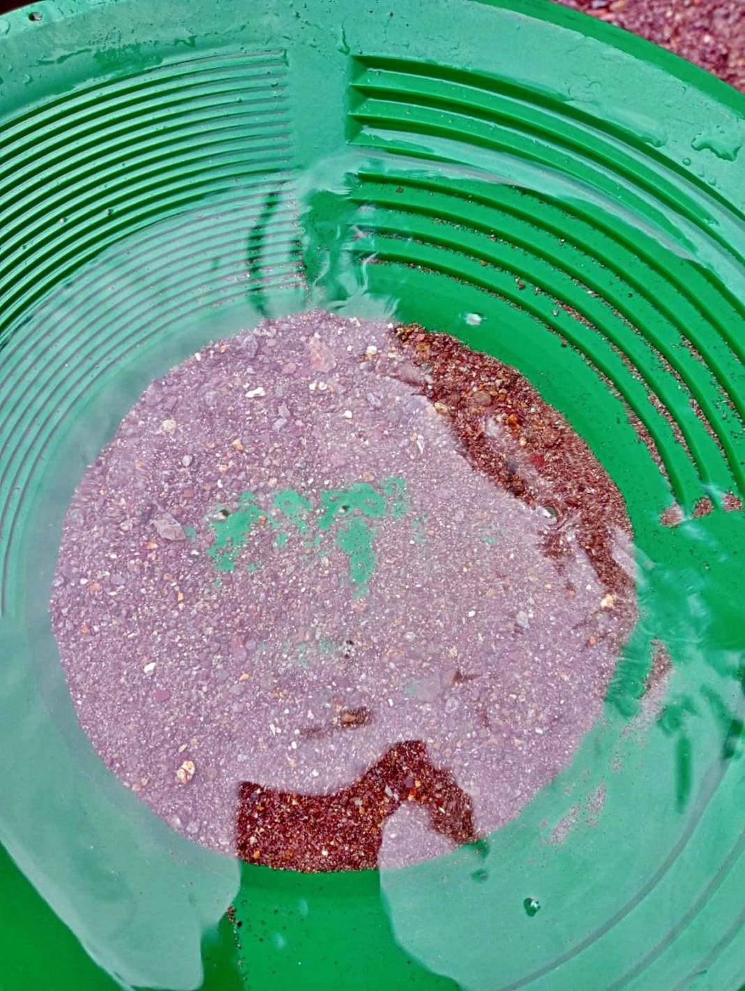 O kentte dere dere gezip haftada 10-13 gram altın topluyor! Resmen bedavadan para kazanıyor 3